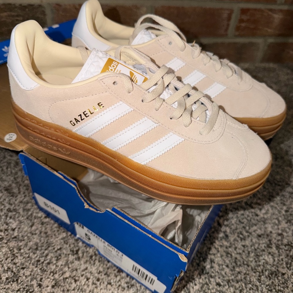 NEW NWB Adidas Gazelle women’s 5 Cream White Gum Sneakers BOX PLATFORMS cute